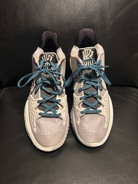 Nike Men's Basketball Shoes in Light Gray with Blue Laces